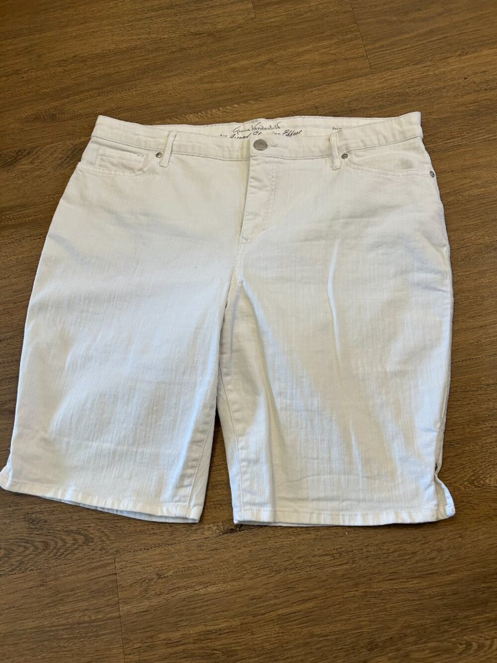 Gloria Vanderbilt Slimming Effect White Demin Shorts - Size 16